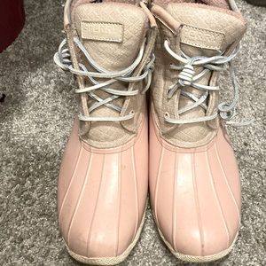 Light pink insulated Sperry boots